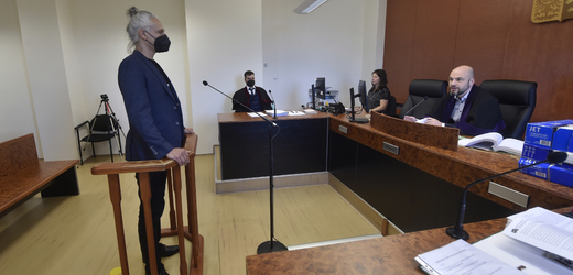 Okresní soud v Bruntálu začal 5. října 2021 projednávat obžalobu časopisu Legalizace a jeho šéfredaktora Roberta Veverky (vlevo) ze šíření toxikomanie. Časopis o konopí podle žalobců na svých stránkách propaguje drogy.