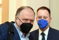 Obžalovaný Jiří Staněk u Městského soudu v Praze, který projednával 13. října 2021 kauzu nákupu armádních letounů CASA. Vlevo je advokát Tomáš Sokol.