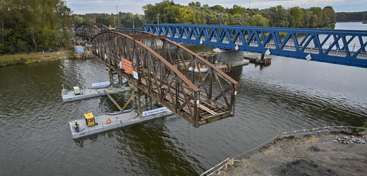 Dělníci odstranili 15. října 2021 v Čelákovicích oblouky starého železničního mostu přes Labe. Poslední část mostu přepravili na speciálních pontonech ke břehu a za pomoci hydrauliky ho následně přesunuli na břeh, kde bude zlikvidován. Na místě tak zůstane už jen nový most.