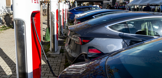 První nabíjecí hub pro elektromobily v Česku napájený pouze obnovitelnou elektřinou oficiálně otevřeli 21. října 2021 v Lovosicích na Litoměřicku.