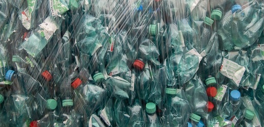 Balíky  vrácených PET lahví Mattoni k recyklaci.