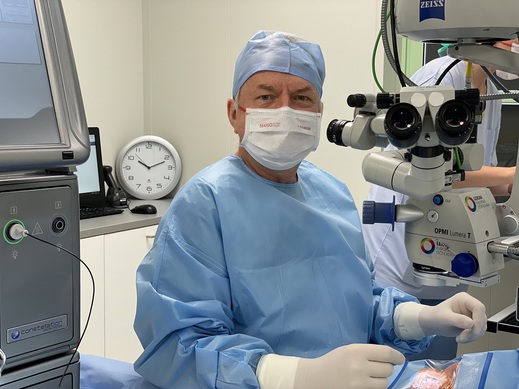MUDr. Ivan Fišer, Ph.D., při operaci oka.