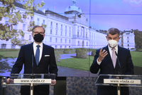 Nastupující premiér Petr Fiala (ODS) a premiér v demisi Andrej Babiš (ANO).