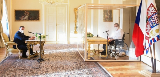 Prezident Miloš Zeman (vpravo) přijal 3. prosince 2021 na zámku v Lánech na Kladensku kandidáta na ministra práce a sociálních věcí Mariana Jurečku (KDU-ČSL).