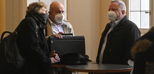 Petr Jánský (vpravo) a Jan Zavřel (vlevo) čekají na začátek odvolacího soudu, který 7. prosince 2021 rozhodoval v kauze vytunelování Metropolitního spořitelního družstva. Podle nepravomocného rozsudku způsobili obžalovaní klientům zkrachovalé záložny škodu přes 1,2 miliardy korun. Uprostřed je právní zástupce.