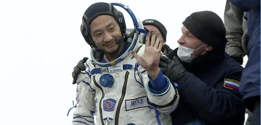 Japonský miliardář se vrátil na Zemi po 12 dnech na Mezinárodní vesmírné stanici.