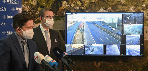 Ministr dopravy Martin Kupka (vpravo) a generální ředitel Ředitelství silnic a dálnic ČR Radek Mátl vystoupili 22. prosince 2021 v Praze na tiskové konferenci po společném jednání.