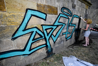 Odstraňování graffiti z Karlova mostu.