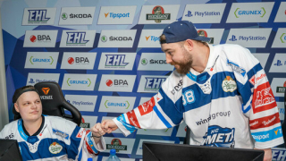 České hokejové kluby bojují o úspěch v esportové Enyaq Hockey League.
