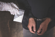 Policisté obvinili šest lidí, které podezírají z obchodu s drogami na Chebsku