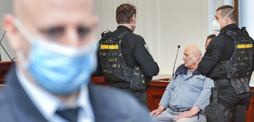 Na doživotí odsouzený čtyřiašedesátiletý Josef Kott se 2. února 2022 domáhal u krajského soudu v Plzni obnovy řízení. V roce 1995 ho spolu s komplicem Michalem Kutílkem poslaly soudy na doživotí za čtyři vraždy, které spáchali v květnu 1990 během 26 hodin.