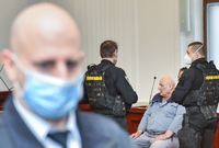 Na doživotí odsouzený čtyřiašedesátiletý Josef Kott se 2. února 2022 domáhal u krajského soudu v Plzni obnovy řízení. V roce 1995 ho spolu s komplicem Michalem Kutílkem poslaly soudy na doživotí za čtyři vraždy, které spáchali v květnu 1990 během 26 hodin.