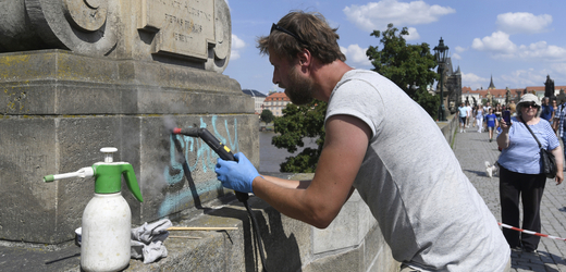 Odstraňování graffiti z Karlova mostu.
