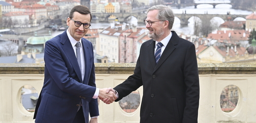 Premiér Petr Fiala (vpravo) přivítal 3. února 2022 v Praze polského premiéra Mateusze Morawieckého. Podle informací ČTK mají předsedové vlád podepsat smlouvu o podmínkách těžby v dole Turów u českých hranic, kvůli němuž vede Praha s Varšavou spor.