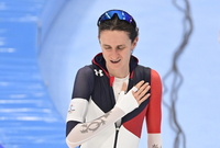 Rychlobruslařka Martina Sáblíková se raduje ze zisku bronzové medaile na ZOH v Pekingu.