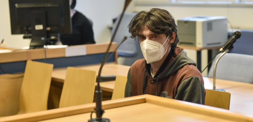 Obžalovaný Roman Valigura v síni zlínské pobočky Krajského soudu Brno, který se 2. listopadu 2021 začal zabývat jeho případem. Muž na protialkoholní záchytné stanici v Kroměříži škrtil prostěradlem mladíka.