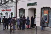 Klienti ve frontě na pobočce Sberbank v Jihlavě.