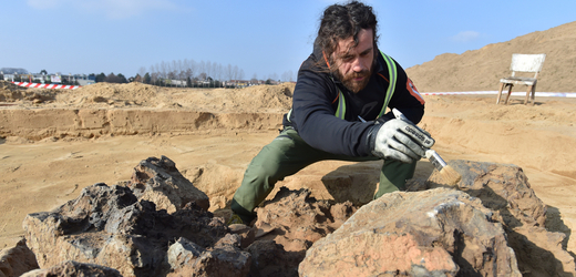 Technik archeologického výzkumu Aleš Mikeš ohledává 4. března 2022 místo nálezu železářské pece z 3. století před naším letopočtem, objevené na místě budoucí dálnice D55 u Bzence na Hodonínsku.