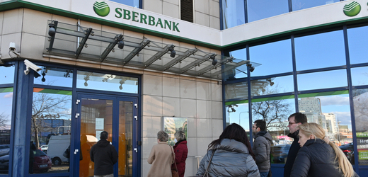 Fronta u pobočky Sberbank CZ (ilustrační foto).