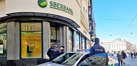 Policie u pobočky Sberbank CZ (ilustrační foto).