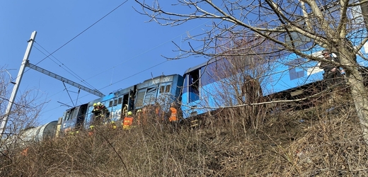 Na trati mezi stanicemi Praha-Vysočany a Horní Počernice se 10. března 2022 dopoledne srazily dva nákladní vlaky. Jedna z lokomotiv vykolejila.