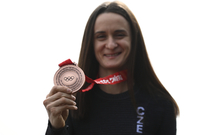 Rychlobruslařka Martina Sáblíková pózuje s olympijskou medailí, 17. března 2022, Praha.