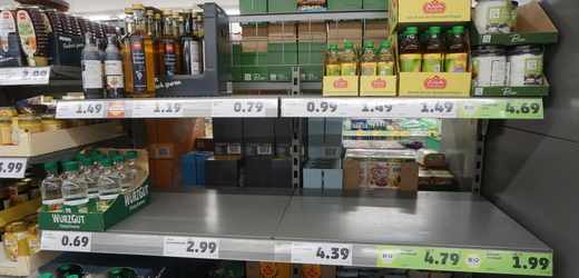 Z německých obchodů kvůli nedostatku slunečnicového a řepkového oleje rychle mizí i olivový olej, vysoká poptávka je také po mouce, cukru a toaletním papíru. Na snímku z 1. dubna 2022 jsou prázdné regály s olejem v jednom z berlínských supermarketů.
