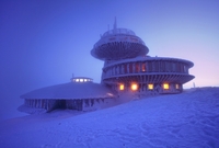 Chata na vrcholku nejvyšší hory Česka Sněžky (ilustrační foto).