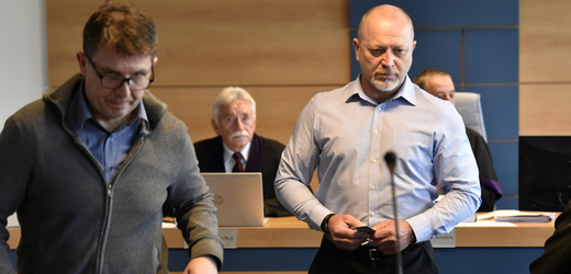 Obžalovaní Aleš Karban (vlevo) a Pavel Hejný v síni zlínské pobočky Krajského soudu Brno, 7. dubna 2022 ve Zlíně. Soud projednává případ případ krácení daně, kterého se podle obžaloby dopustila organizovaná zločinecká skupina zaměřená na soustavnou produkci, dopravu, skladování a prodej lihu nezatíženého spotřební daní. Obžalobě čelí čtyři lidé a jedna společnost, způsobená škoda činí podle spisu stovky milionů korun.