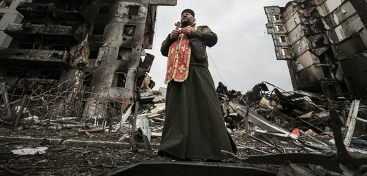 Poničené ukrajinské město následkem ruské invaze.