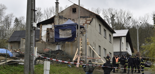 Policisté ohledávají 25. dubna 2022 místo výbuchu rodinného domu v Loučce u Valašského Meziříčí na Vsetínsku. V sutinách domu byla nalezena mrtvá žena a tři děti. Případ policie kvalifikovala jako vraždu.