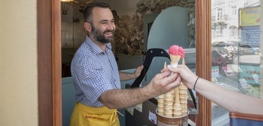 Majitel Zmrzlinářství LEDA David Stárek prodává zmrzlinu 26. června 2019 v Liberci. Jeho smetanové zmrzliny a ovocné sorbety, které vyrábí výhradně z přírodních surovin od regionálních dodavatelů, nesou i označení Regionální potravina.