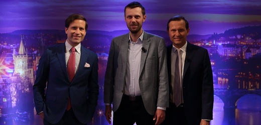 Zleva ekonom Lukáš Kovanda, moderátor Jaromír Soukup a poslanec Šimon Heller (KDU-ČSL).