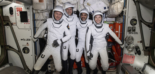 Čtveřice tvořená Američany Thomasem Marshburnem, jeho kolegy z NASA Kaylou Barronovou a Rajou Charim a Němcem Matthiasem Maurerem z ESA byla na ISS od loňského listopadu.
