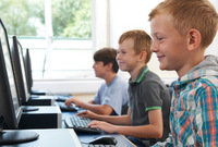 Žáci základní školy u počítačů (ilustrační foto).