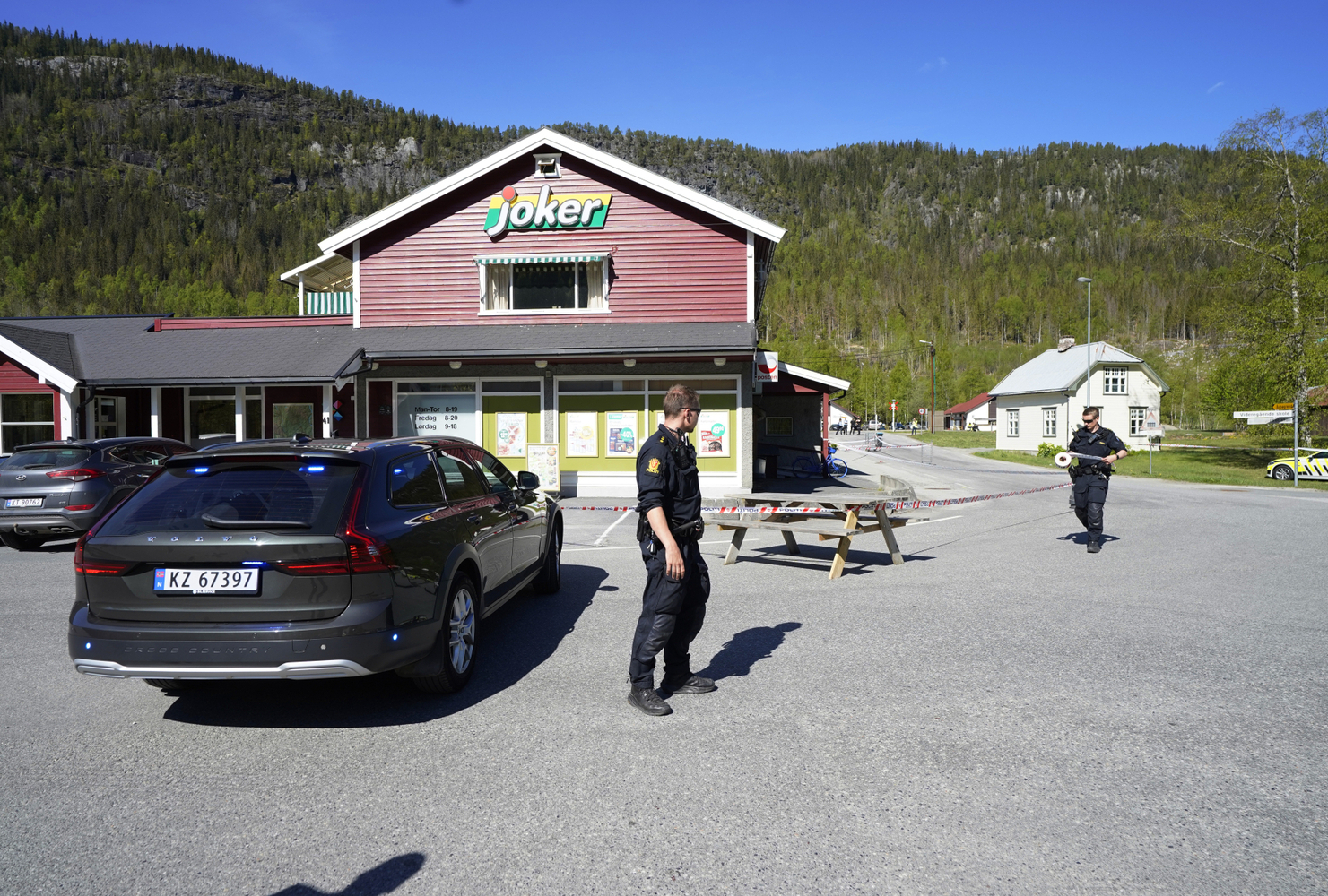 Útočník v Norsku pobodal nejméně čtyři lidi, byla mezi nimi jeho manželka