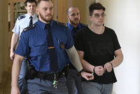 Jiří Sasák, který podle obžaloby napadl elektrickým paralyzérem a nožem řidiče přepravní společnosti, aby mu mohl ukrást automobil, 26. května 2022 u Městského soudu v Praze.