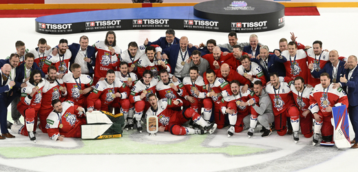 Česká hokejová reprezentace se raduje ze zisku bronzové medaile z mistrovství světa ve Finsku.