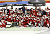 Česká hokejová reprezentace se raduje ze zisku bronzové medaile z mistrovství světa ve Finsku.