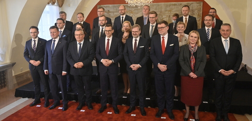 Společné zasedání české a polské vlády v čele s premiéry Petrem Fialou (v přední řadě čtvrtý zprava) a Mateuszem Morawieckim (v přední řadě čtvrtý zleva), 3. června 2022, Praha.