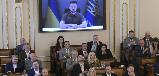Ukrajinský prezident Volodymyr Zelenskyj prostřednictvím videopřenosu promluvil k českému Parlamentu, 15. června 2022, Praha.