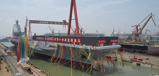 Nová čínská letadlová loď v šanghajské loděnici. 