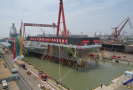 Nová čínská letadlová loď v šanghajské loděnici. 