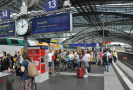 Cestující čekají na nástupišti vlakového nádraží v Berlíně, 30. června 2022. Už měsíc mohou lidé v Německu jezdit po celé zemi regionální dopravou za měsíční cenu devět eur. Levná jízdenka je populární, vlaky jsou ale často přeplněné.