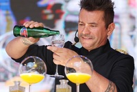 Mistr světa v míchání nealkoholických koktejlů Mattoni Grand Drink Stefan Haneder z Rakouska.