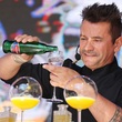 Mistr světa v míchání nealkoholických koktejlů Mattoni Grand Drink Stefan Haneder z Rakouska.