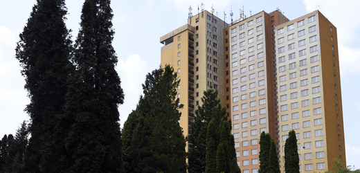 Komplex budov bývalého hotelu Opatov a ubytovny Sandra na Jižním Městě (snímek z roku 2018).
