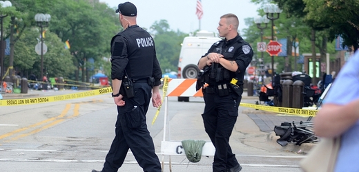 Policie na místě tragédie v americkém městě Highland Park nedaleko Chicaga.
