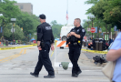 Policie na místě tragédie v americkém městě Highland Park nedaleko Chicaga.
