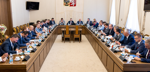 Jednání zástupců vlády v čele s premiérem Petrem Fialou  (uprostřed) se členy Asociace krajů ČR, 14. července 2022 v Praze.